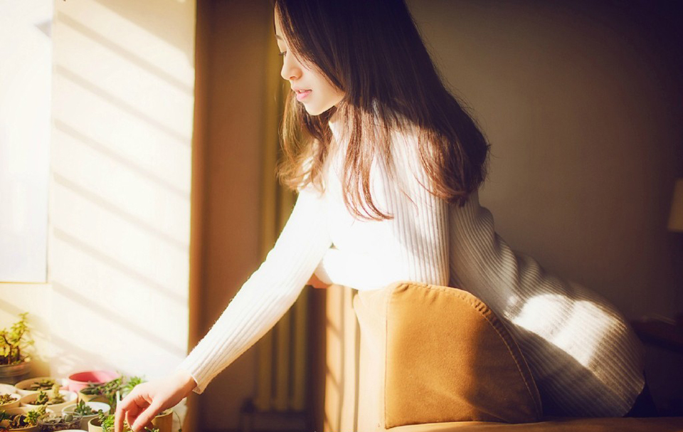 “将军……”船上，很多士兵也发现江岸上面乱起来了，有人连忙推了推吕蒙。